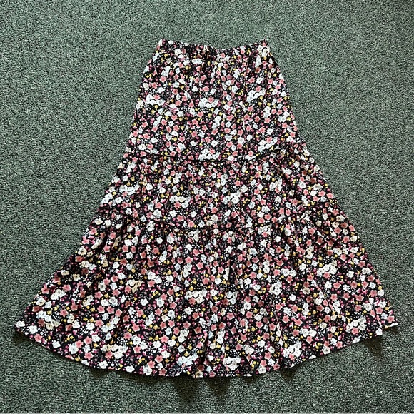 SHEIN Dresses & Skirts - SHEIN Black & Floral Flare Tiered Ruffle Midi Modest Lightweight Cute Skirt Sz S